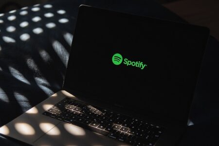 串流平台 Spotify 正在測試 NFT 功能，讓音樂人能夠在平台上推廣 NFT 作品